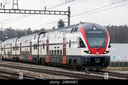 Ein FFS Regio Dosto ist unterwegs von Schaffhausen nach Zürich. DAS firma wurde durch den Schweizer Eisenbahnhersteller Stadler Rail produziert. (Hünt Foto Stock