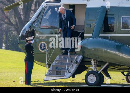 Il presidente DEGLI STATI UNITI Joe Biden esce da Marine One sul South Lawn della Casa Bianca a Washington, DC, USA. 19 febbraio 2024. I funzionari della campagna elettorale di Biden attendono con ansia il prossimo discorso sullo Stato dell'Unione per ripristinare la percezione pubblica dell'età e della vitalità del presidente Biden. Crediti: Abaca Press/Alamy Live News Foto Stock