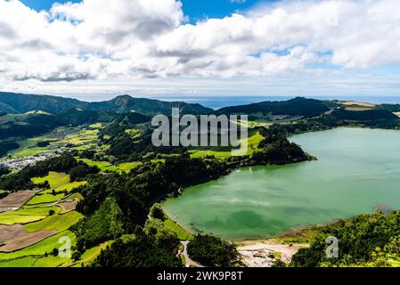 Campi geotermici vicino a Furnas. Il lago di 7 città o 'lagoa das sete cidades' è un lago vulcanico nell'isola di Sao Miguel nelle AzoresFields Geothermal nea Foto Stock