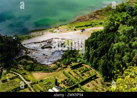 Campi geotermici vicino a Furnas. Il lago di 7 città o 'lagoa das sete cidades' è un lago vulcanico nell'isola di Sao Miguel nelle AzoresFields Geothermal nea Foto Stock