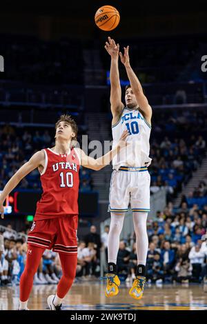 La guardia dei Bruins dell'UCLA Lazar Stefanovic (10) spara contro l'attaccante degli Utah Utes Jake Wahlin (10) durante una partita di basket maschile della NCAA, domenica 18 febbraio 2024, Foto Stock