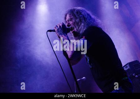 Argy (Argyris Galiatsatos) di Nightstalker che si esibisce al Gagarin 205 Live Music Space, Atene / Grecia, febbraio 2024 Foto Stock