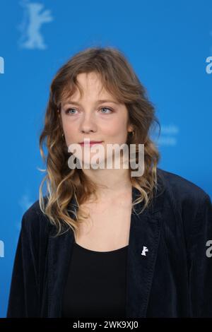 Berlino, Germania, 19 febbraio 2024, Josefa Heinsius alla call fotografica per il film Langue Étrangère al 74° Berlinale International Film Festival. Credito fotografico: Doreen Kennedy / Alamy Live News. Foto Stock