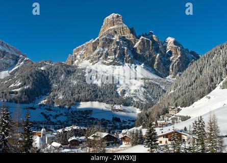 Il paese di montagna di Corvara ai piedi della vetta del Sassongher in inverno, l'area sciistica dell'alta Badia, le Dolomiti, l'alto Adige, l'Italia Foto Stock