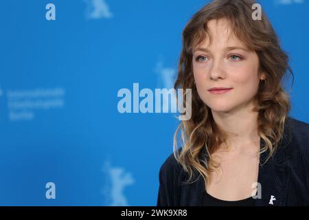 Berlino, Germania, 19 febbraio 2024, Josefa Heinsius alla call fotografica per il film Langue Étrangère al 74° Berlinale International Film Festival. Credito fotografico: Doreen Kennedy / Alamy Live News. Foto Stock