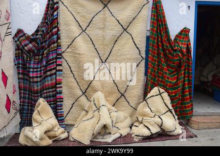 Coperte colorate e tradizionali in lana marocchina esposte per la vendita all'aperto. Foto Stock