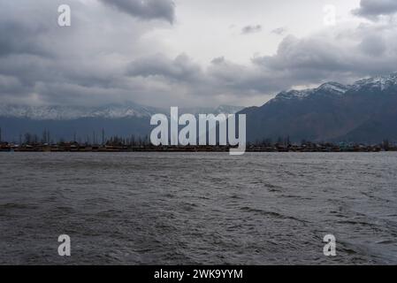 Srinagar, India. 19 febbraio 2024. Una vista del lago dal con lo sfondo della catena montuosa di Zabarwan durante venti e piogge. Venti gustosi hanno danneggiato diverse strutture residenziali a Srinagar. In mezzo a condizioni meteorologiche avverse con pioggia e neve, le autorità hanno emesso un avvertimento valanghe nei tratti più alti di Jammu e Kashmir per le prossime 24 ore. (Foto di Idrees Abbas/SOPA Images/Sipa USA) credito: SIPA USA/Alamy Live News Foto Stock