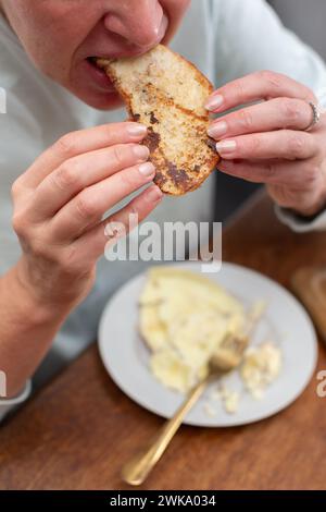 Le mani della donna tengono il toast tostato. Mangiate del cibo. Foto Stock