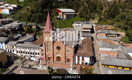 Montebello, Antioquia - Colombia. 24 gennaio 2024. La facciata della chiesa di nostra Signora della misericordia è un tempio cattolico Foto Stock