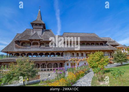 Edifici nel complesso monastico di Barsana, Maramures, Romania. La prima chiesa in legno fu costruita nel 1711 e il monastero ortodosso di Barsana è incluso Foto Stock