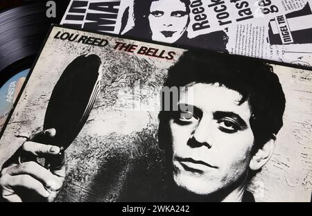 Viersen, Germania - 9 gennaio. 2024: Closeup della cantante Lou Reed album in vinile Cover the Bells del 1979 Foto Stock