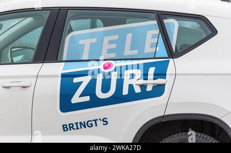 Logo des regionalen TV-Senders Tele Züri auf einem Fahrzeug eines Videojournalisten. (Oberglatt, Schweiz, 14.01.2023) Foto Stock