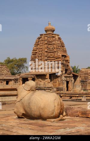 Tempio Galaganatha e Nandi il toro vahana (“monte”) del dio indù Shiva, templi Pattadakal, Badami, Karnataka, India Foto Stock