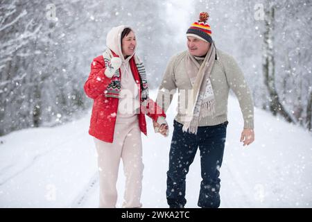 Bella coppia di anziani che si diverte l'inverno insieme Foto Stock