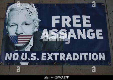 Londra, Regno Unito. 19 febbraio 2024. Veglia per Julian Assange a Trafalgar Square il giorno prima delle date di appello finale che si svolgono presso la Royal Courts of Justice di Londra. Crediti: João Daniel Pereira/Alamy Live News Foto Stock