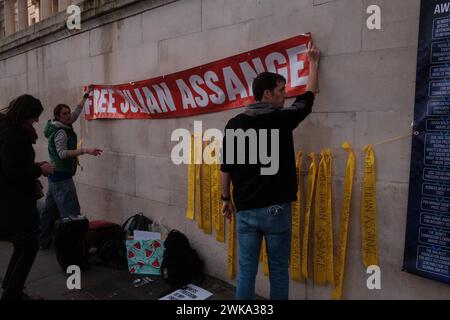 Londra, Regno Unito. 19 febbraio 2024. Veglia per Julian Assange a Trafalgar Square il giorno prima delle date di appello finale che si svolgono presso la Royal Courts of Justice di Londra. Crediti: João Daniel Pereira/Alamy Live News Foto Stock