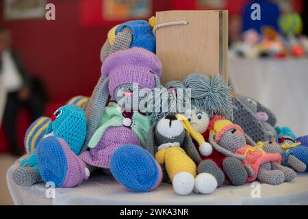 I giocattoli lavorati a mano sono diversi e colorati. Foto Stock