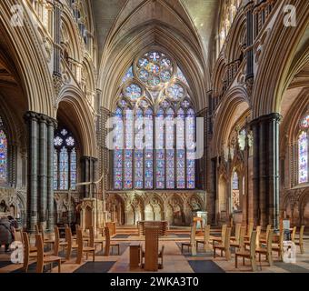 L'Angel Choir del XIV secolo e l'altare maggiore della Cattedrale di Lincoln mostrano anche la grande finestra Est, di Ward e Hughes (1855). Cattedrale di Lincoln, Lin Foto Stock