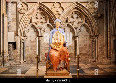 Una moderna scultura (2014) della Vergine Maria che tiene il bambino Gesù di Aidan Hart nella Cappella di San Nicola, o Cantilupe Chantry. Lincoln Cathed Foto Stock