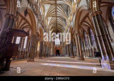 La navata che guarda verso l'estremità occidentale della Cattedrale di Lincoln Foto Stock