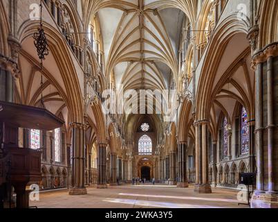 La navata che guarda verso l'estremità occidentale della Cattedrale di Lincoln Foto Stock