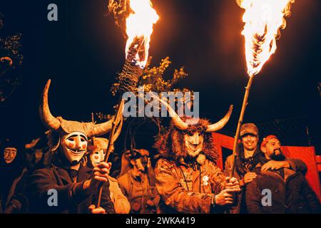 Maceda, Spagna. 10 febbraio 2024. I Felos (festeggiatori del carnevale di Maceda) vedevano indossare maschere e corna di legno mentre tenevano la torcia in fiamme durante la parata ''Baixada da Marela''. "A Entrudo (Carnevale), nel villaggio di Maceda (Galizia - Spagna settentrionale) gli abitanti del villaggio si vestono da Felos e durante il giorno sfilano attraverso i villaggi vicini, durante la notte fanno la "Baixada da Marela", si cambiano vestiti, indossano corna e pelli di animali e sfilano con i carri per le strade di Maceda, trasportando torce, fiocchi spinosi e lanciando farina ai visitatori! (Immagine di credito: © Henriq Foto Stock