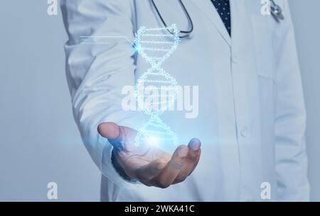 Medico genetico che tiene la catena del DNA in mano Foto Stock