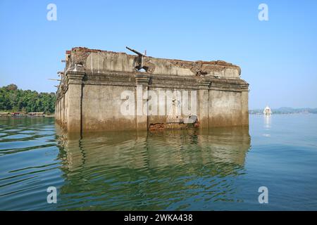 Resti dell'ex struttura del Tempio Wat Wang Wirekaram, essendo parte della città sottomarina dopo la costruzione della diga, Sangkhlaburi, Kanchanaburi, Thailandia Foto Stock