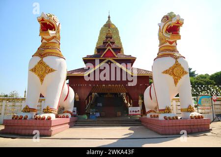 Tempio Wat Wang Wiwekaram con la statua Chedi Buddhakhaya costruita nello stile di Buddhagaya Mahabodhi in India, Kanchanaburi, Thailandia Foto Stock