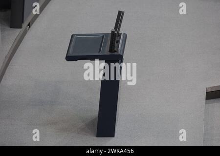 Leeres Rednerpult im deutschen Bundestag, Berlino, 19.02.2024. Berlin Deutschland *** leggio vuoto nel Bundestag tedesco, Berlino, 19 02 2024 Berlino Foto Stock