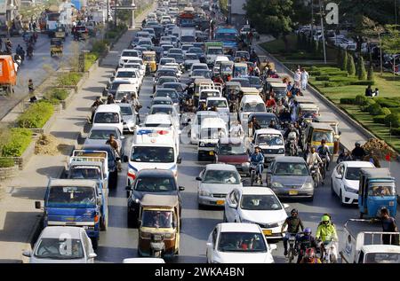 Un gran numero di veicoli bloccati nel traffico a causa della negligenza del personale della polizia stradale e del parcheggio illegale, sulla strada principale Korangi a Karachi lunedì 19 febbraio 2024. Foto Stock