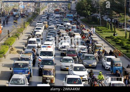 Un gran numero di veicoli bloccati nel traffico a causa della negligenza del personale della polizia stradale e del parcheggio illegale, sulla strada principale Korangi a Karachi lunedì 19 febbraio 2024. Foto Stock