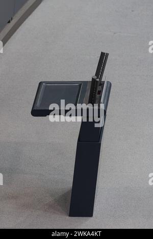 Leeres Rednerpult im deutschen Bundestag, Berlino, 19.02.2024. Berlin Deutschland *** leggio vuoto nel Bundestag tedesco, Berlino, 19 02 2024 Berlino Foto Stock
