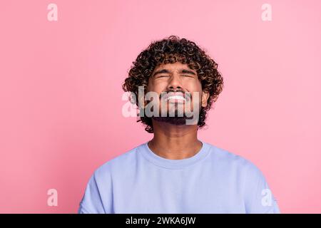 Foto di una donna delusa e infelice indossa abiti eleganti blu che piangono con gli occhi chiusi isolati su sfondo rosa Foto Stock