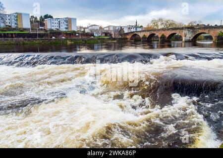 Cascate del fiume Nith a White Sands, Dumfries, con vista sullo storico Devorgilla Bridge del XVIII secolo, Scozia, Regno Unito. Foto Stock