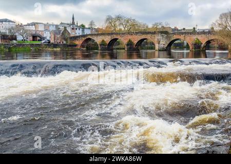 Cascate del fiume Nith a White Sands, Dumfries, con vista sullo storico Devorgilla Bridge del XVIII secolo, Scozia, Regno Unito. Foto Stock