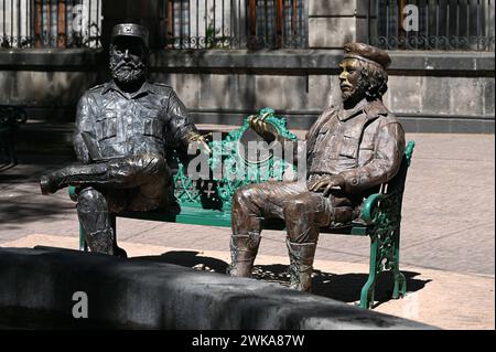 Monumento Encuentro, Denkmal Begegnung, zwei Bronzestatuen von Fidel Castro und che Guevara, Tabacalera, Cuauhtemoc, Mexiko Stadt *** Monumento Encuentro, Meeting Monument, due statue in bronzo di Fidel Castro e che Guevara, Tabacalera, Cuauhtemoc, città del Messico Foto Stock