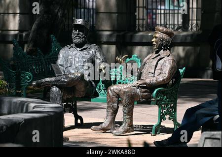 Monumento Encuentro, Denkmal Begegnung, zwei Bronzestatuen von Fidel Castro und che Guevara, Tabacalera, Cuauhtemoc, Mexiko Stadt *** Monumento Encuentro, Meeting Monument, due statue in bronzo di Fidel Castro e che Guevara, Tabacalera, Cuauhtemoc, città del Messico Foto Stock