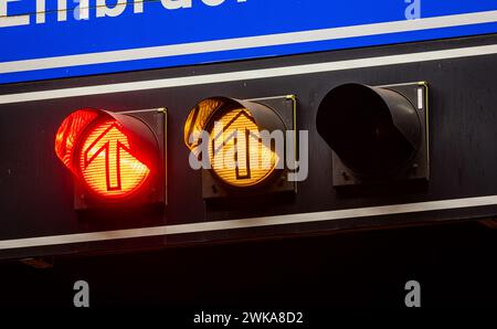 Die Lichtsignalanlage wechselt von rot, über Gelb auf später Grün. (Bülach, Schweiz, 01.01.2023) Foto Stock