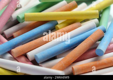 Gesso con pastelli colorati per artisti da vicino Foto Stock