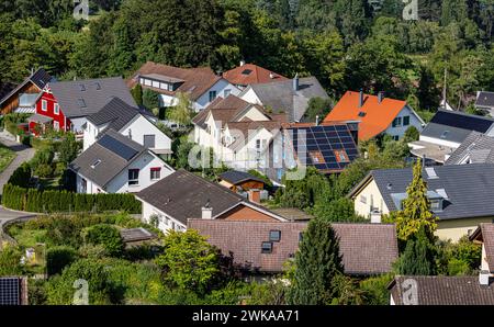 Eine Siedlung von Einfamilienhäuser in Rüdlingen-Buchberg im Kanton Schaffhausen. Einige der Häuser haben Solarzellen auf den Hausdächern. (Rüdlingen, Foto Stock