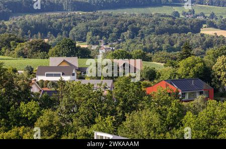 Eine Siedlung von Einfamilienhäuser in Rüdlingen-Buchberg im Kanton Schaffhausen. Einige der Häuser haben Solarzellen auf den Hausdächern. (Rüdlingen, Foto Stock