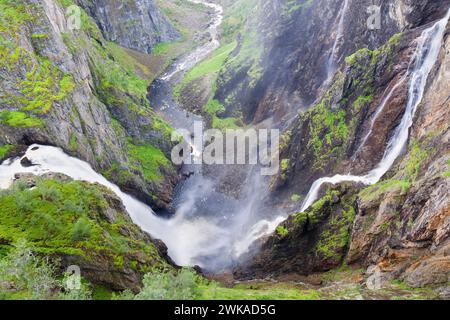 Cascata Voringsfossen in cima alla valle Mabodalen nel comune di Eidfjord, Norvegia Foto Stock