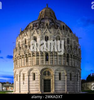 Vista del famoso Battistero di San Giovanni, battesterium a Pisa, Italia Foto Stock