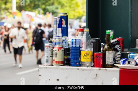 Müll aller Art sammelt sich, während der 30. Zürcher Street Parade, auf den Strassen Zürichs AN. (Zürich, Svizzera, 12.08.2023) Foto Stock