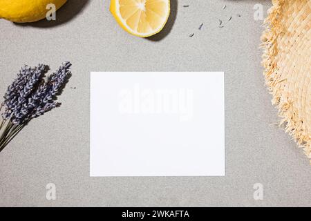 Mock-up di carta bianca e accessori estivi, vista dall'alto Foto Stock