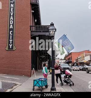 Nevada City, Stati Uniti. 17 febbraio 2024. La South Yuba River Citizens League (SYRCL) ospita il 2024 Wild and Scenic Film Festival (WSFF) a Nevada City e Grass Valley, California, dal 15 al 19 febbraio 2024. Sin dalla sua fondazione nel 1983, SYRCL ha assicurato la protezione permanente per 39 miglia del fiume South Yuba in base al Wild and Scenic Rivers Act della California. (Foto di Penny Collins/NurPhoto) credito: NurPhoto SRL/Alamy Live News Foto Stock