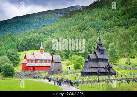 Vecchia e nuova chiesa a Borgund, Norvegia Foto Stock