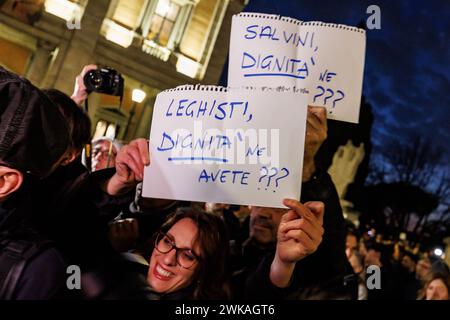 Roma, Italia. 19 febbraio 2024. Foto Roberto Monaldo/LaPresse19-02-2024 Roma politica Campidoglio - raccolta in memoria di Alexei Navalny organizzata da azione nella foto Cartelli contro la Lega 19-02-2024 Roma (Italia) fiaccolata in memoria di Alexei Navalny crediti: LaPresse/Alamy Live News Foto Stock