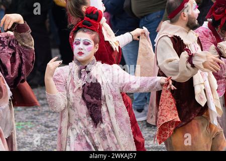 Viareggio, Italia, 18 febbraio 2024 - la sfilata dei carri allegorici e dei loro gruppi sul lungomare di Viareggio durante il Carnevale di Viareggio 2024. Crediti: Luigi de Pompeis/Alamy Live News Stock Photos Foto Stock